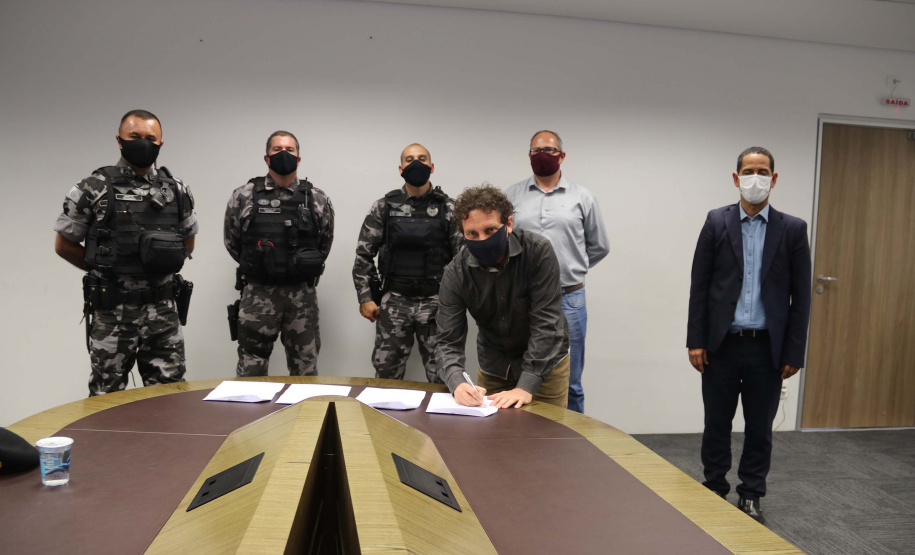 A Secretaria da Segurança Pública promoveu, nesta segunda-feira (10/08), a assinatura de um termo de cooperação técnica mútua entre o Batalhão de Operações Especiais (BOPE) e a Prefeitura Municipal de Piraquara