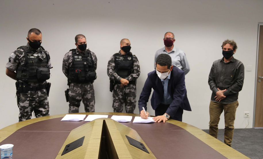 A Secretaria da Segurança Pública promoveu, nesta segunda-feira (10/08), a assinatura de um termo de cooperação técnica mútua entre o Batalhão de Operações Especiais (BOPE) e a Prefeitura Municipal de Piraquara