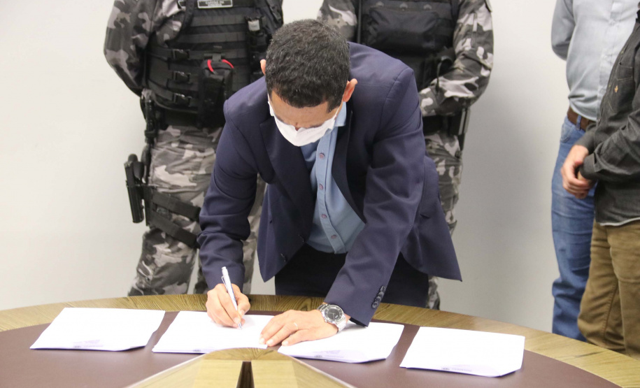 A Secretaria da Segurança Pública promoveu, nesta segunda-feira (10/08), a assinatura de um termo de cooperação técnica mútua entre o Batalhão de Operações Especiais (BOPE) e a Prefeitura Municipal de Piraquara