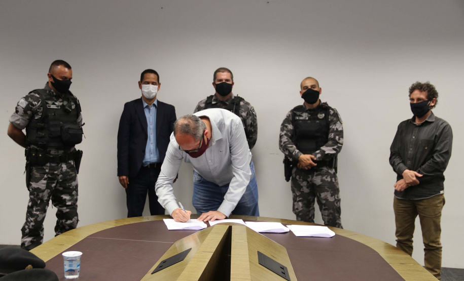 A Secretaria da Segurança Pública promoveu, nesta segunda-feira (10/08), a assinatura de um termo de cooperação técnica mútua entre o Batalhão de Operações Especiais (BOPE) e a Prefeitura Municipal de Piraquara