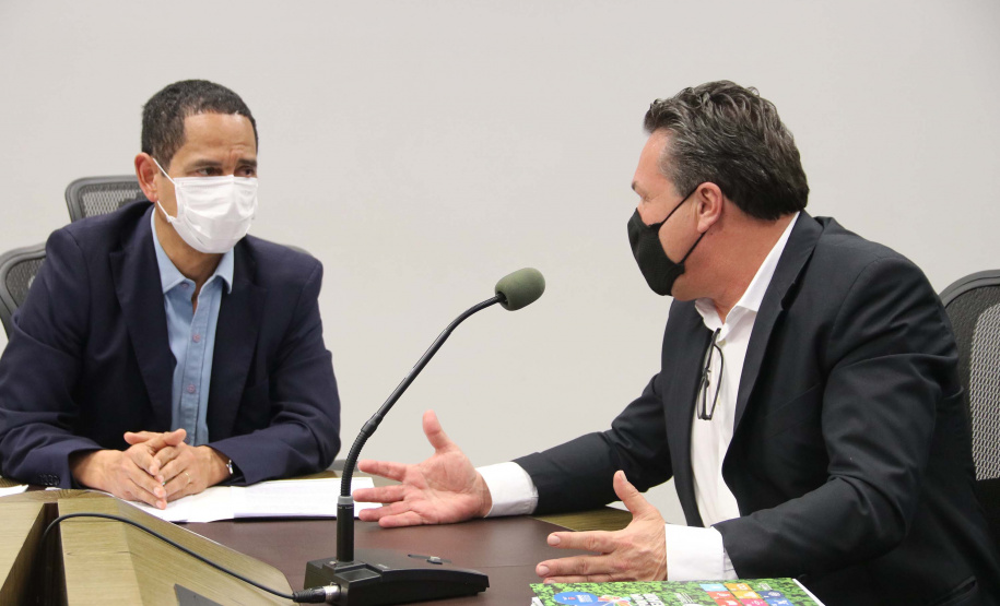 A Secretaria de Estado da Segurança Pública assinou nesta segunda-feira (10) um Termo de Cooperação Técnica e Financeira com a Secretaria de Estado do Desenvolvimento Sustentável (Sedest) e do Turismo para que o Corpo de Bombeiros e o Instituto Água e Terra (IAT) unam esforços na preservação e proteção do meio ambiente.

Ainda no evento, foram anunciadas assinaturas de convênio com o Batalhão de Operações Aéreas (Bpmoa) e um termo aditivo com a Polícia Ambiental (BPAmb).Foto:SESP