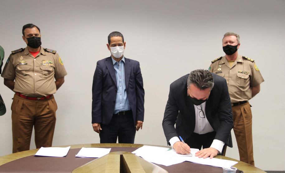 A Secretaria de Estado da Segurança Pública assinou nesta segunda-feira (10) um Termo de Cooperação Técnica e Financeira com a Secretaria de Estado do Desenvolvimento Sustentável (Sedest) e do Turismo para que o Corpo de Bombeiros e o Instituto Água e Terra (IAT) unam esforços na preservação e proteção do meio ambiente.

Ainda no evento, foram anunciadas assinaturas de convênio com o Batalhão de Operações Aéreas (Bpmoa) e um termo aditivo com a Polícia Ambiental (BPAmb).Foto:SESP