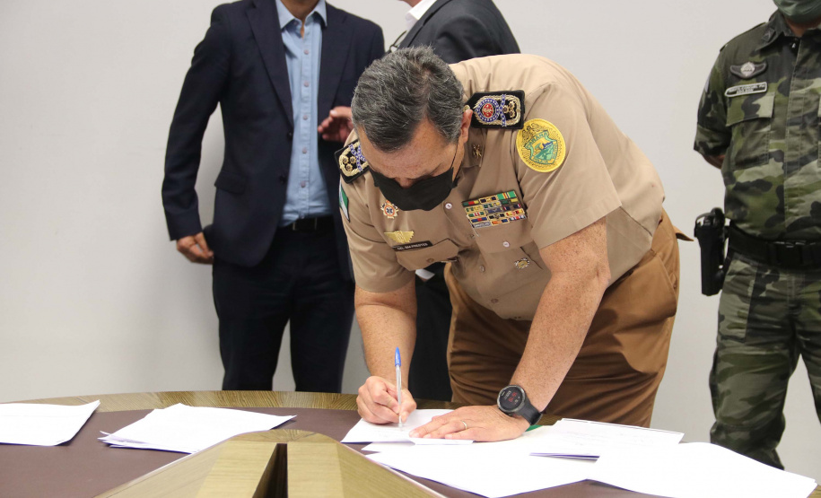 A Secretaria de Estado da Segurança Pública assinou nesta segunda-feira (10) um Termo de Cooperação Técnica e Financeira com a Secretaria de Estado do Desenvolvimento Sustentável (Sedest) e do Turismo para que o Corpo de Bombeiros e o Instituto Água e Terra (IAT) unam esforços na preservação e proteção do meio ambiente.

Ainda no evento, foram anunciadas assinaturas de convênio com o Batalhão de Operações Aéreas (Bpmoa) e um termo aditivo com a Polícia Ambiental (BPAmb).Foto:SESP