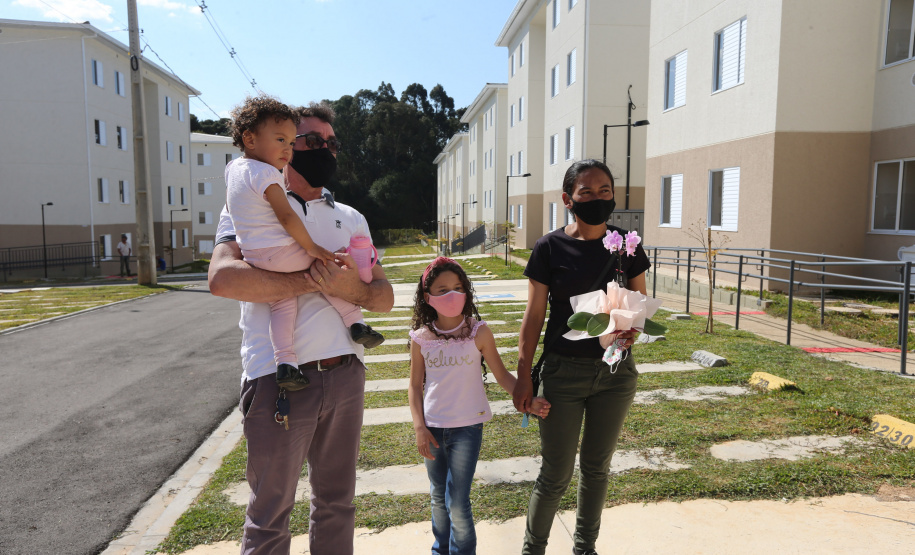 O Governador Carlos Massa Ratinho Junior vistoria  nesta terca-feira (11/08), 416 unidade habitacionais no Loteamento Sao Geronimo em Campo Largo. Na foto familia que recebeu uma unidade. Campo Largo, 11/08/2020 - Foto: Geraldo Bubniak/AEN