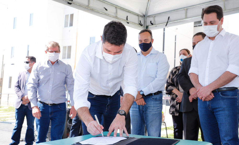 Em Campo Largo, na Região Metropolitana de Curitiba, 416 famílias vão receber as chaves da casa própria. Nesta terça-feira (11), o governador Carlos Massa Ratinho Junior esteve no município para conferir os conjuntos de apartamentos Campo Largo I e II que serão entregues às famílias na próxima semana.