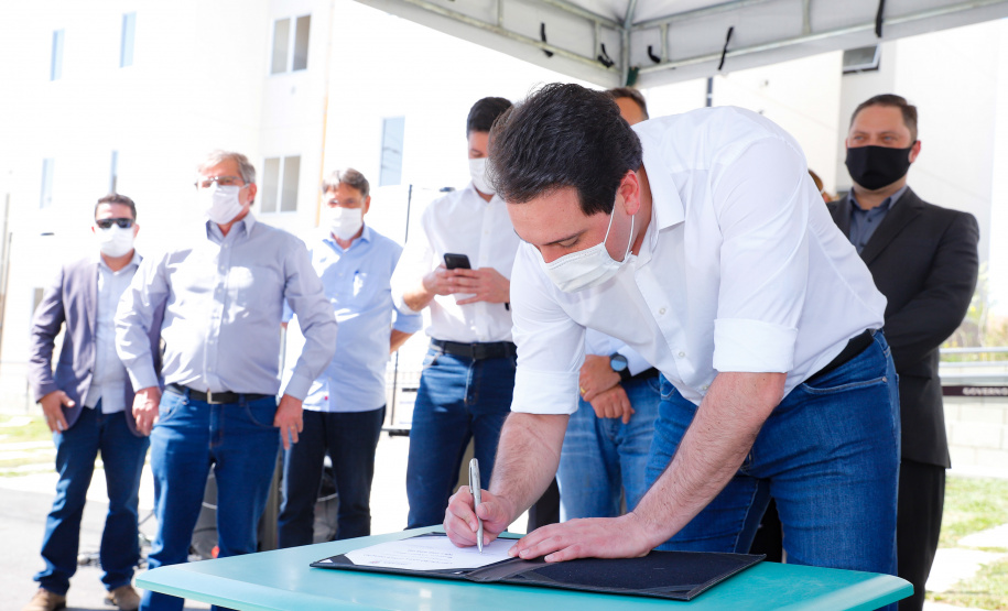 Em Campo Largo, na Região Metropolitana de Curitiba, 416 famílias vão receber as chaves da casa própria. Nesta terça-feira (11), o governador Carlos Massa Ratinho Junior esteve no município para conferir os conjuntos de apartamentos Campo Largo I e II que serão entregues às famílias na próxima semana.
