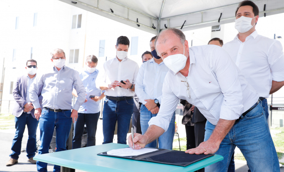 Em Campo Largo, na Região Metropolitana de Curitiba, 416 famílias vão receber as chaves da casa própria. Nesta terça-feira (11), o governador Carlos Massa Ratinho Junior esteve no município para conferir os conjuntos de apartamentos Campo Largo I e II que serão entregues às famílias na próxima semana.