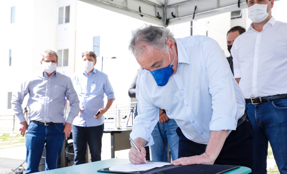 Em Campo Largo, na Região Metropolitana de Curitiba, 416 famílias vão receber as chaves da casa própria. Nesta terça-feira (11), o governador Carlos Massa Ratinho Junior esteve no município para conferir os conjuntos de apartamentos Campo Largo I e II que serão entregues às famílias na próxima semana.