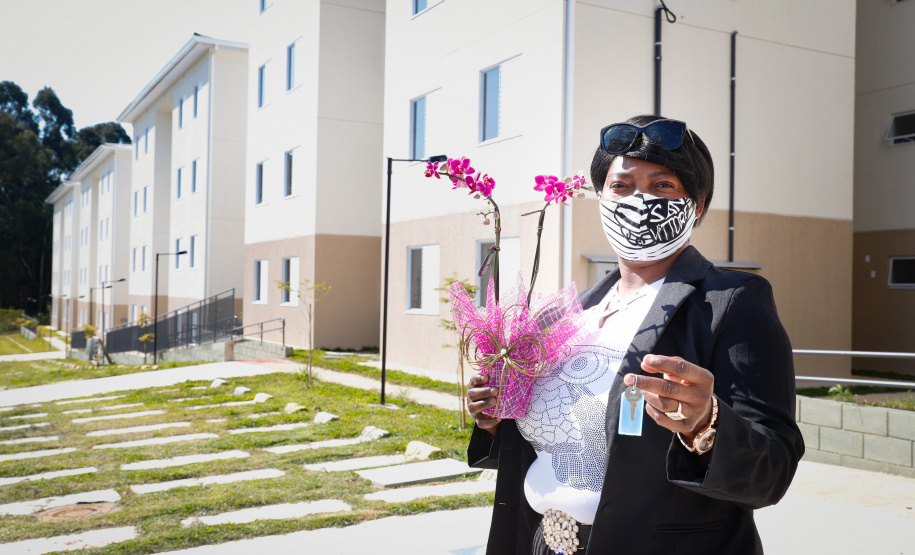 Em Campo Largo, na Região Metropolitana de Curitiba, 416 famílias vão receber as chaves da casa própria. Nesta terça-feira (11), o governador Carlos Massa Ratinho Junior esteve no município para conferir os conjuntos de apartamentos Campo Largo I e II que serão entregues às famílias na próxima semana.