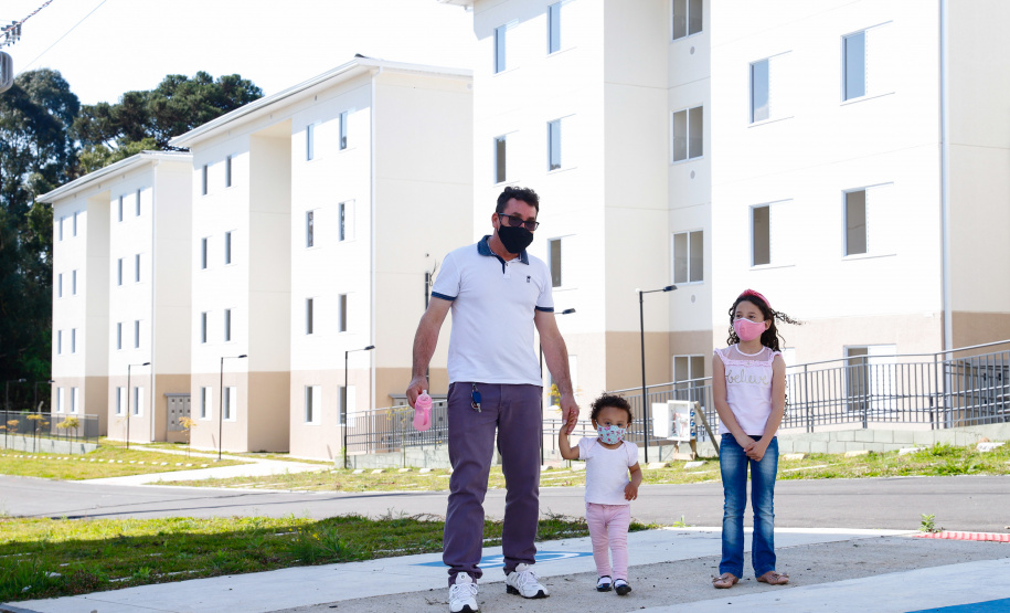 Em Campo Largo, na Região Metropolitana de Curitiba, 416 famílias vão receber as chaves da casa própria. Nesta terça-feira (11), o governador Carlos Massa Ratinho Junior esteve no município para conferir os conjuntos de apartamentos Campo Largo I e II que serão entregues às famílias na próxima semana.