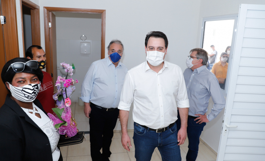 Em Campo Largo, na Região Metropolitana de Curitiba, 416 famílias vão receber as chaves da casa própria. Nesta terça-feira (11), o governador Carlos Massa Ratinho Junior esteve no município para conferir os conjuntos de apartamentos Campo Largo I e II que serão entregues às famílias na próxima semana.