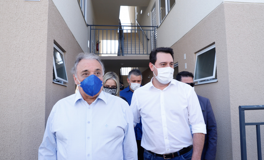 Em Campo Largo, na Região Metropolitana de Curitiba, 416 famílias vão receber as chaves da casa própria. Nesta terça-feira (11), o governador Carlos Massa Ratinho Junior esteve no município para conferir os conjuntos de apartamentos Campo Largo I e II que serão entregues às famílias na próxima semana.