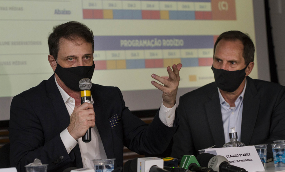 A Sanepar adota um novo modelo de rodízio no fornecimento de água de Curitiba e Região Metropolitana a partir desta sexta-feira (14), com a redução do intervalo entre a suspensão e a retomada do abastecimento. Dividida em três grupos de bairros (e não mais em cinco), a população ficará um dia e meio sem água e um dia e meio com água (36 horas X 36 horas).