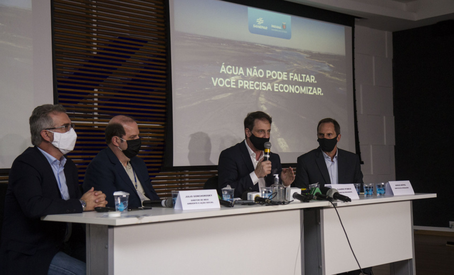 A Sanepar adota um novo modelo de rodízio no fornecimento de água de Curitiba e Região Metropolitana a partir desta sexta-feira (14), com a redução do intervalo entre a suspensão e a retomada do abastecimento. Dividida em três grupos de bairros (e não mais em cinco), a população ficará um dia e meio sem água e um dia e meio com água (36 horas X 36 horas).