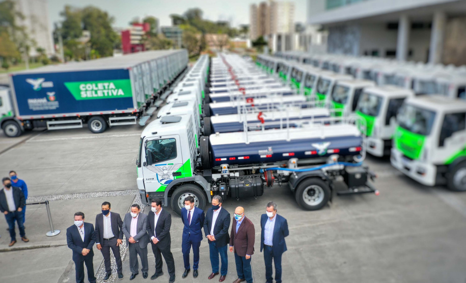 O governador Carlos Massa Ratinho Junior entregou nesta quarta-feira (12) um conjunto de veículos de apoio a ações de sustentabilidade nas cidades. Foram liberados 16 caminhões de coleta seletiva (tipo baú), 20 caminhões-pipa e 15 caminhões compactadores de lixo orgânico para 48 municípios do Paraná. Foto: Alessandro Vieira