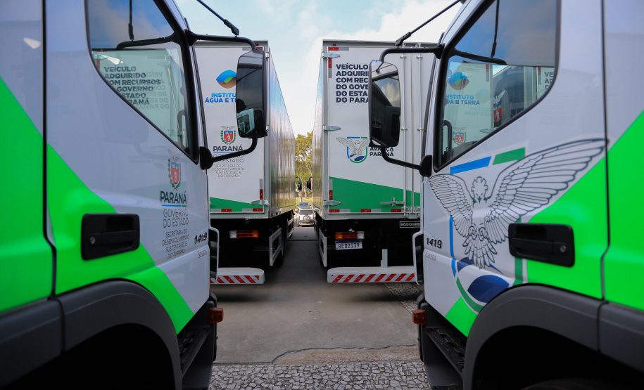 O governador Carlos Massa Ratinho Junior entregou nesta quarta-feira (12) 16 caminhões de coleta seletiva (tipo baú), 20 caminhões-pipa e 15 caminhões compactadores de lixo orgânico para 48 municípios do Paraná. O investimento total do Instituto Água e Terra (IAT), vinculado à Secretaria de Estado do Desenvolvimento Sustentável e Turismo, é de R$ 11,2 milhões. Curitiba, 12/08/2020 - Foto: Geraldo Bubniak/AEN