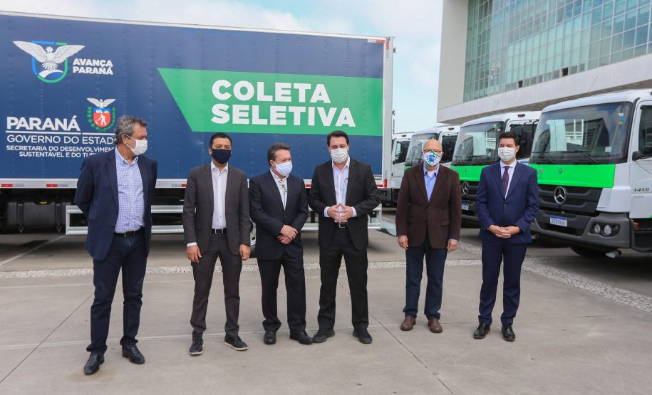 O governador Carlos Massa Ratinho Junior entregou nesta quarta-feira (12) 16 caminhões de coleta seletiva (tipo baú), 20 caminhões-pipa e 15 caminhões compactadores de lixo orgânico para 48 municípios do Paraná. O investimento total do Instituto Água e Terra (IAT), vinculado à Secretaria de Estado do Desenvolvimento Sustentável e Turismo, é de R$ 11,2 milhões. Curitiba, 12/08/2020 - Foto: Geraldo Bubniak/AEN