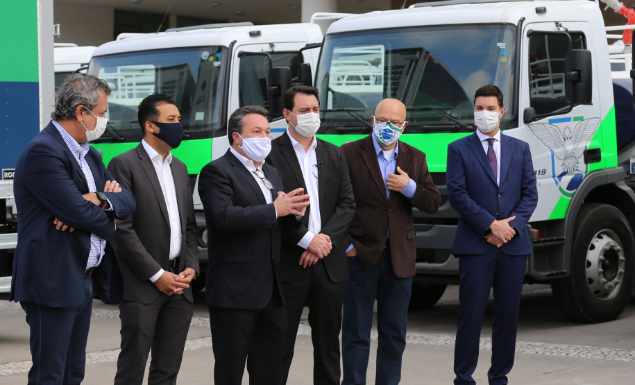 O governador Carlos Massa Ratinho Junior entregou nesta quarta-feira (12) 16 caminhões de coleta seletiva (tipo baú), 20 caminhões-pipa e 15 caminhões compactadores de lixo orgânico para 48 municípios do Paraná. O investimento total do Instituto Água e Terra (IAT), vinculado à Secretaria de Estado do Desenvolvimento Sustentável e Turismo, é de R$ 11,2 milhões. Curitiba, 12/08/2020 - Foto: Geraldo Bubniak/AEN