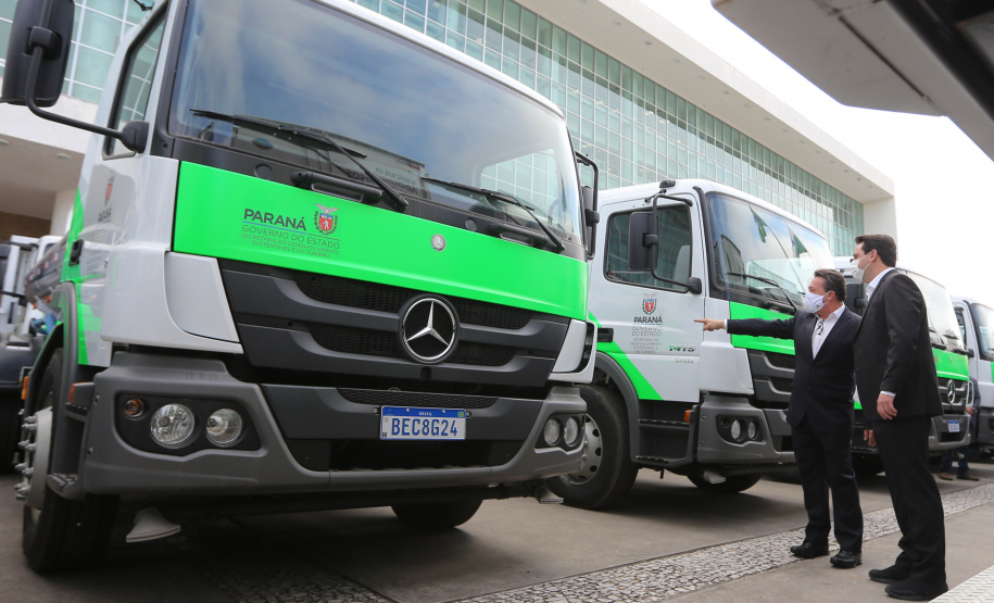 O governador Carlos Massa Ratinho Junior entregou nesta quarta-feira (12) 16 caminhões de coleta seletiva (tipo baú), 20 caminhões-pipa e 15 caminhões compactadores de lixo orgânico para 48 municípios do Paraná. O investimento total do Instituto Água e Terra (IAT), vinculado à Secretaria de Estado do Desenvolvimento Sustentável e Turismo, é de R$ 11,2 milhões. Curitiba, 12/08/2020 - Foto: Geraldo Bubniak/AEN