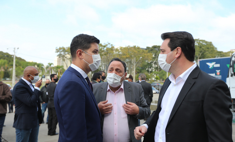 O governador Carlos Massa Ratinho Junior entregou nesta quarta-feira (12) 16 caminhões de coleta seletiva (tipo baú), 20 caminhões-pipa e 15 caminhões compactadores de lixo orgânico para 48 municípios do Paraná. O investimento total do Instituto Água e Terra (IAT), vinculado à Secretaria de Estado do Desenvolvimento Sustentável e Turismo, é de R$ 11,2 milhões. Curitiba, 12/08/2020 - Foto: Geraldo Bubniak/AEN