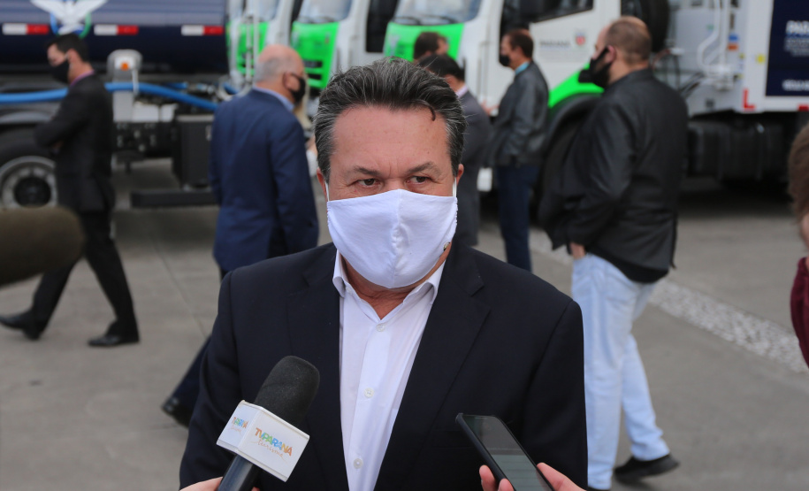 O governador Carlos Massa Ratinho Junior entregou nesta quarta-feira (12) 16 caminhões de coleta seletiva (tipo baú), 20 caminhões-pipa e 15 caminhões compactadores de lixo orgânico para 48 municípios do Paraná. O investimento total do Instituto Água e Terra (IAT), vinculado à Secretaria de Estado do Desenvolvimento Sustentável e Turismo, é de R$ 11,2 milhões. Curitiba, 12/08/2020 - Foto: Geraldo Bubniak/AEN