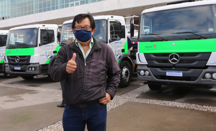 O governador Carlos Massa Ratinho Junior entregou nesta quarta-feira (12) 16 caminhões de coleta seletiva (tipo baú), 20 caminhões-pipa e 15 caminhões compactadores de lixo orgânico para 48 municípios do Paraná. O investimento total do Instituto Água e Terra (IAT), vinculado à Secretaria de Estado do Desenvolvimento Sustentável e Turismo, é de R$ 11,2 milhões. Prefeito de Rosario do Ivaim,  Ilton Shiguemi Kuroda recebeu um caminhao.Curitiba, 12/08/2020 - Foto: Geraldo Bubniak/AEN