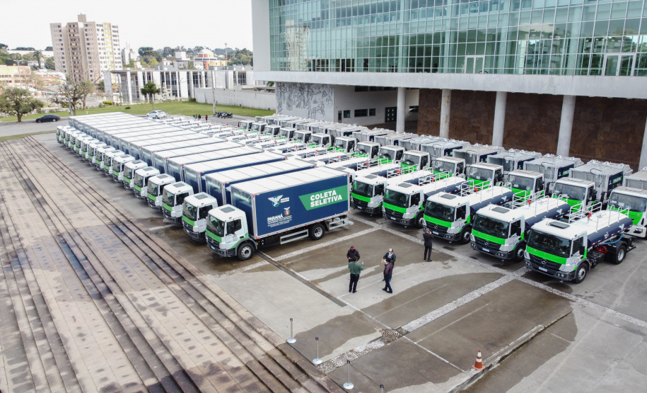 O governador Carlos Massa Ratinho Junior entregou nesta quarta-feira (12) 16 caminhões de coleta seletiva (tipo baú), 20 caminhões-pipa e 15 caminhões compactadores de lixo orgânico para 48 municípios do Paraná. O investimento total do Instituto Água e Terra (IAT), vinculado à Secretaria de Estado do Desenvolvimento Sustentável e Turismo, é de R$ 11,2 milhões. Curitiba, 12/08/2020 - Foto: Geraldo Bubniak/AEN