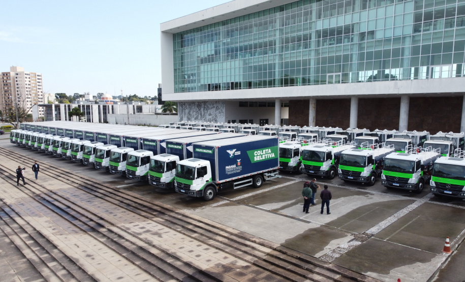 O governador Carlos Massa Ratinho Junior entregou nesta quarta-feira (12) 16 caminhões de coleta seletiva (tipo baú), 20 caminhões-pipa e 15 caminhões compactadores de lixo orgânico para 48 municípios do Paraná. O investimento total do Instituto Água e Terra (IAT), vinculado à Secretaria de Estado do Desenvolvimento Sustentável e Turismo, é de R$ 11,2 milhões. Curitiba, 12/08/2020 - Foto: Geraldo Bubniak/AEN