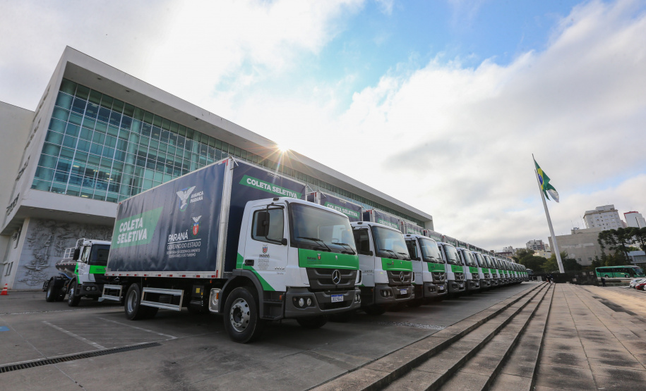 O governador Carlos Massa Ratinho Junior entregou nesta quarta-feira (12) 16 caminhões de coleta seletiva (tipo baú), 20 caminhões-pipa e 15 caminhões compactadores de lixo orgânico para 48 municípios do Paraná. O investimento total do Instituto Água e Terra (IAT), vinculado à Secretaria de Estado do Desenvolvimento Sustentável e Turismo, é de R$ 11,2 milhões. Curitiba, 12/08/2020 - Foto: Geraldo Bubniak/AEN