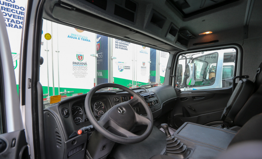 O governador Carlos Massa Ratinho Junior entregou nesta quarta-feira (12) 16 caminhões de coleta seletiva (tipo baú), 20 caminhões-pipa e 15 caminhões compactadores de lixo orgânico para 48 municípios do Paraná. O investimento total do Instituto Água e Terra (IAT), vinculado à Secretaria de Estado do Desenvolvimento Sustentável e Turismo, é de R$ 11,2 milhões. Curitiba, 12/08/2020 - Foto: Geraldo Bubniak/AEN