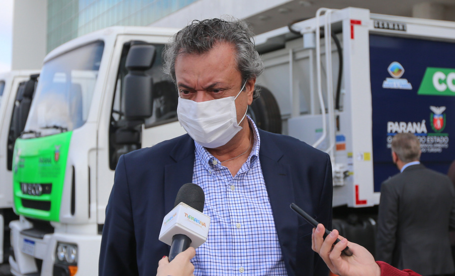 O governador Carlos Massa Ratinho Junior entregou nesta quarta-feira (12) 16 caminhões de coleta seletiva (tipo baú), 20 caminhões-pipa e 15 caminhões compactadores de lixo orgânico para 48 municípios do Paraná. O investimento total do Instituto Água e Terra (IAT), vinculado à Secretaria de Estado do Desenvolvimento Sustentável e Turismo, é de R$ 11,2 milhões. Curitiba, 12/08/2020 - Foto: Geraldo Bubniak/AEN