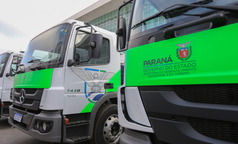 O governador Carlos Massa Ratinho Junior entregou nesta quarta-feira (12) 16 caminhões de coleta seletiva (tipo baú), 20 caminhões-pipa e 15 caminhões compactadores de lixo orgânico para 48 municípios do Paraná. O investimento total do Instituto Água e Terra (IAT), vinculado à Secretaria de Estado do Desenvolvimento Sustentável e Turismo, é de R$ 11,2 milhões. Curitiba, 12/08/2020 - Foto: Geraldo Bubniak/AEN