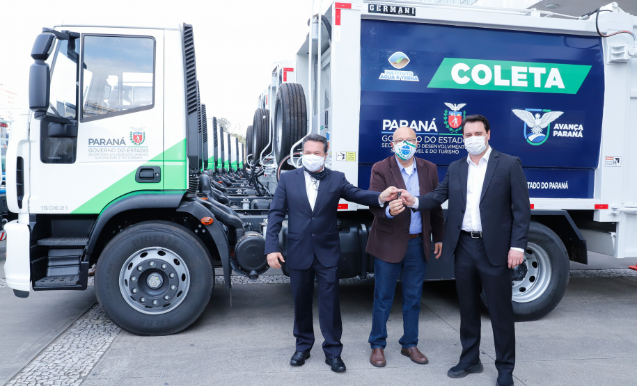 O governador Carlos Massa Ratinho Junior entregou nesta quarta-feira (12) 16 caminhões de coleta seletiva (tipo baú), 20 caminhões-pipa e 15 caminhões compactadores de lixo orgânico para 48 municípios do Paraná. O investimento total do Instituto Água e Terra (IAT), vinculado à Secretaria de Estado do Desenvolvimento Sustentável e Turismo, é de R$ 11,2 milhões.