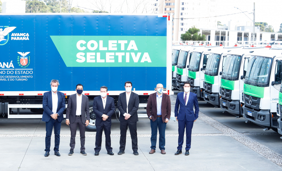 O governador Carlos Massa Ratinho Junior entregou nesta quarta-feira (12) 16 caminhões de coleta seletiva (tipo baú), 20 caminhões-pipa e 15 caminhões compactadores de lixo orgânico para 48 municípios do Paraná. O investimento total do Instituto Água e Terra (IAT), vinculado à Secretaria de Estado do Desenvolvimento Sustentável e Turismo, é de R$ 11,2 milhões.