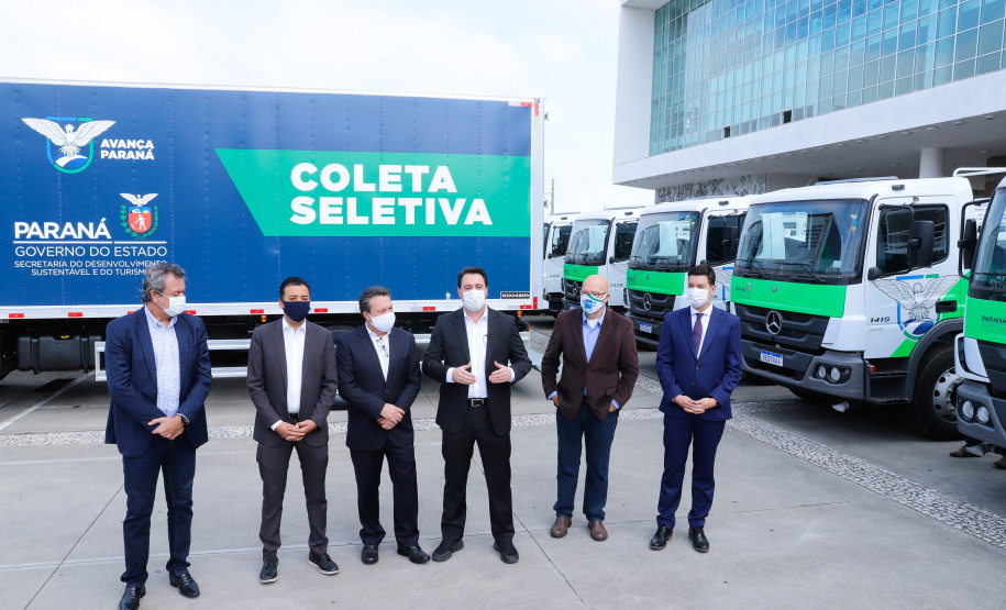 O governador Carlos Massa Ratinho Junior entregou nesta quarta-feira (12) 16 caminhões de coleta seletiva (tipo baú), 20 caminhões-pipa e 15 caminhões compactadores de lixo orgânico para 48 municípios do Paraná. O investimento total do Instituto Água e Terra (IAT), vinculado à Secretaria de Estado do Desenvolvimento Sustentável e Turismo, é de R$ 11,2 milhões.