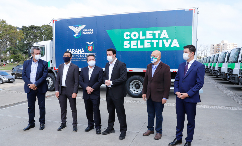 O governador Carlos Massa Ratinho Junior entregou nesta quarta-feira (12) 16 caminhões de coleta seletiva (tipo baú), 20 caminhões-pipa e 15 caminhões compactadores de lixo orgânico para 48 municípios do Paraná. O investimento total do Instituto Água e Terra (IAT), vinculado à Secretaria de Estado do Desenvolvimento Sustentável e Turismo, é de R$ 11,2 milhões.