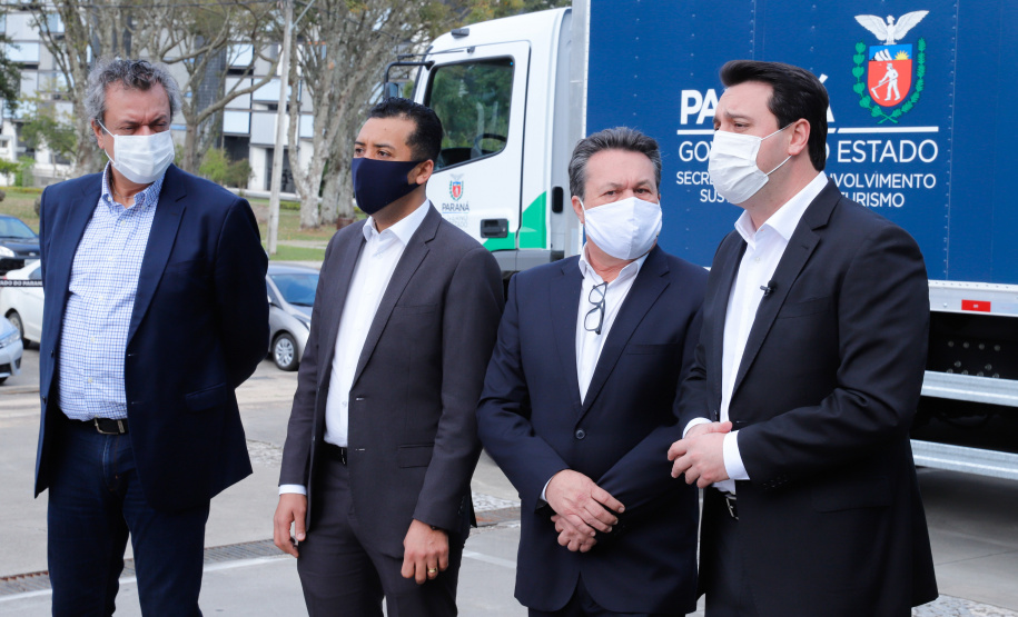 O governador Carlos Massa Ratinho Junior entregou nesta quarta-feira (12) 16 caminhões de coleta seletiva (tipo baú), 20 caminhões-pipa e 15 caminhões compactadores de lixo orgânico para 48 municípios do Paraná. O investimento total do Instituto Água e Terra (IAT), vinculado à Secretaria de Estado do Desenvolvimento Sustentável e Turismo, é de R$ 11,2 milhões.