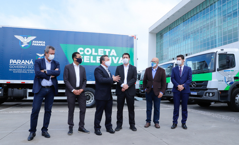 O governador Carlos Massa Ratinho Junior entregou nesta quarta-feira (12) 16 caminhões de coleta seletiva (tipo baú), 20 caminhões-pipa e 15 caminhões compactadores de lixo orgânico para 48 municípios do Paraná. O investimento total do Instituto Água e Terra (IAT), vinculado à Secretaria de Estado do Desenvolvimento Sustentável e Turismo, é de R$ 11,2 milhões.