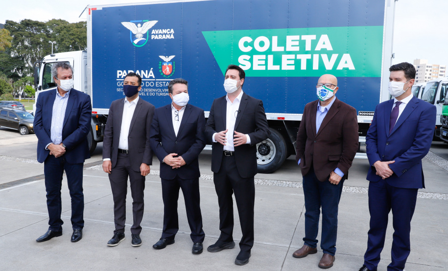 O governador Carlos Massa Ratinho Junior entregou nesta quarta-feira (12) 16 caminhões de coleta seletiva (tipo baú), 20 caminhões-pipa e 15 caminhões compactadores de lixo orgânico para 48 municípios do Paraná. O investimento total do Instituto Água e Terra (IAT), vinculado à Secretaria de Estado do Desenvolvimento Sustentável e Turismo, é de R$ 11,2 milhões.