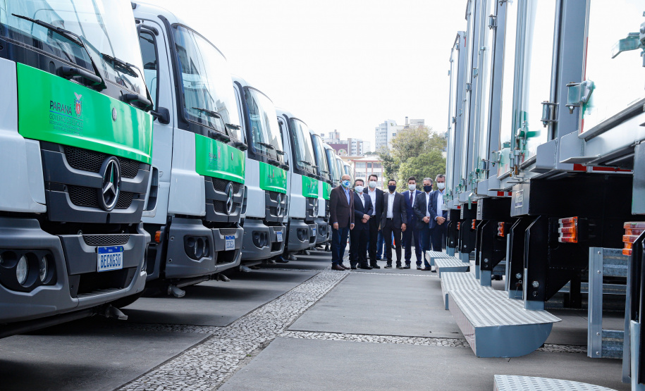 O governador Carlos Massa Ratinho Junior entregou nesta quarta-feira (12) 16 caminhões de coleta seletiva (tipo baú), 20 caminhões-pipa e 15 caminhões compactadores de lixo orgânico para 48 municípios do Paraná. O investimento total do Instituto Água e Terra (IAT), vinculado à Secretaria de Estado do Desenvolvimento Sustentável e Turismo, é de R$ 11,2 milhões.