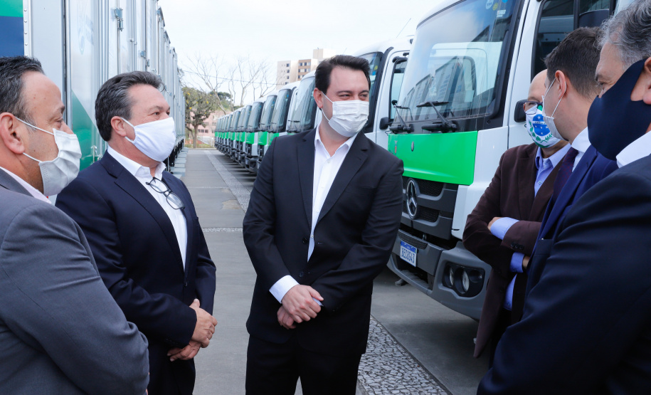 O governador Carlos Massa Ratinho Junior entregou nesta quarta-feira (12) 16 caminhões de coleta seletiva (tipo baú), 20 caminhões-pipa e 15 caminhões compactadores de lixo orgânico para 48 municípios do Paraná. O investimento total do Instituto Água e Terra (IAT), vinculado à Secretaria de Estado do Desenvolvimento Sustentável e Turismo, é de R$ 11,2 milhões.