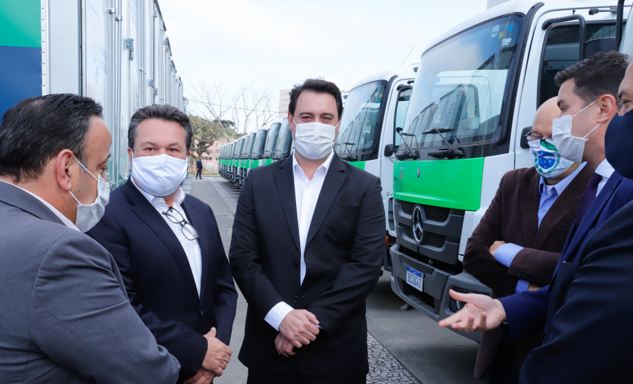 O governador Carlos Massa Ratinho Junior entregou nesta quarta-feira (12) 16 caminhões de coleta seletiva (tipo baú), 20 caminhões-pipa e 15 caminhões compactadores de lixo orgânico para 48 municípios do Paraná. O investimento total do Instituto Água e Terra (IAT), vinculado à Secretaria de Estado do Desenvolvimento Sustentável e Turismo, é de R$ 11,2 milhões.