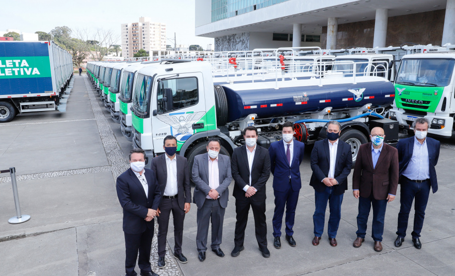 O governador Carlos Massa Ratinho Junior entregou nesta quarta-feira (12) 16 caminhões de coleta seletiva (tipo baú), 20 caminhões-pipa e 15 caminhões compactadores de lixo orgânico para 48 municípios do Paraná. O investimento total do Instituto Água e Terra (IAT), vinculado à Secretaria de Estado do Desenvolvimento Sustentável e Turismo, é de R$ 11,2 milhões.
