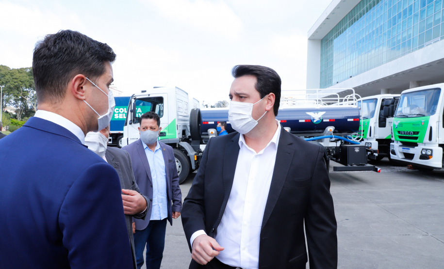 O governador Carlos Massa Ratinho Junior entregou nesta quarta-feira (12) 16 caminhões de coleta seletiva (tipo baú), 20 caminhões-pipa e 15 caminhões compactadores de lixo orgânico para 48 municípios do Paraná. O investimento total do Instituto Água e Terra (IAT), vinculado à Secretaria de Estado do Desenvolvimento Sustentável e Turismo, é de R$ 11,2 milhões.