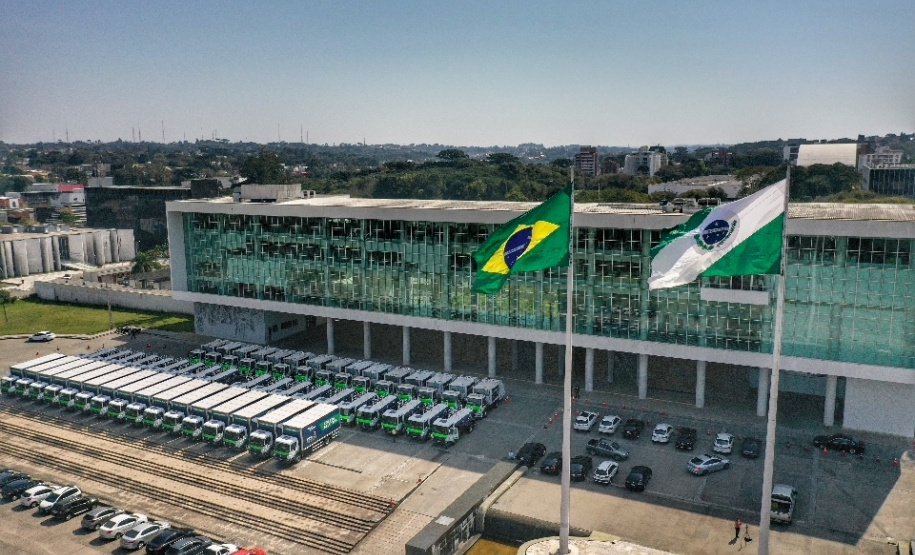O governador Carlos Massa Ratinho Junior entregou nesta quarta-feira (12) um conjunto de veículos de apoio a ações de sustentabilidade nas cidades. Foram liberados 16 caminhões de coleta seletiva (tipo baú), 20 caminhões-pipa e 15 caminhões compactadores de lixo orgânico para 48 municípios do Paraná. Foto: Alessandro Vieira
