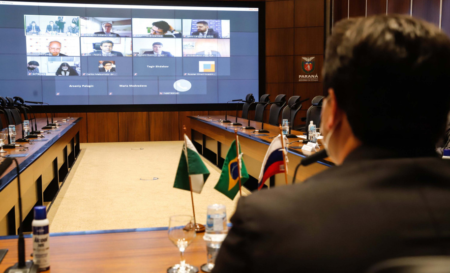 O Governo do Paraná assinou nesta quarta-feira (12) um memorando de entendimento com o Fundo de Investimento Direto da Rússia para ampliar a cooperação técnica, as transferências de tecnologia e os estudos sobre a vacina contra a Covid-19 desenvolvida pelo Instituto Gamaleia