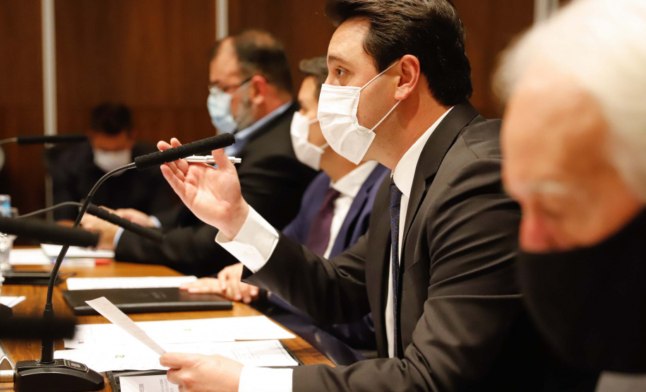 O Governo do Paraná assinou nesta quarta-feira (12) um memorando de entendimento com o Fundo de Investimento Direto da Rússia para ampliar a cooperação técnica, as transferências de tecnologia e os estudos sobre a vacina contra a Covid-19 desenvolvida pelo Instituto Gamaleia