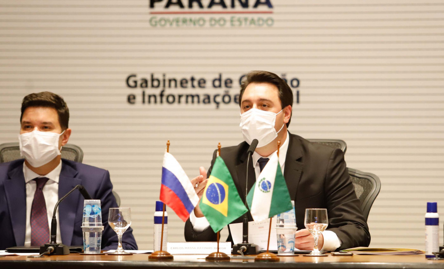 O Governo do Paraná assinou nesta quarta-feira (12) um memorando de entendimento com o Fundo de Investimento Direto da Rússia para ampliar a cooperação técnica, as transferências de tecnologia e os estudos sobre a vacina contra a Covid-19 desenvolvida pelo Instituto Gamaleia