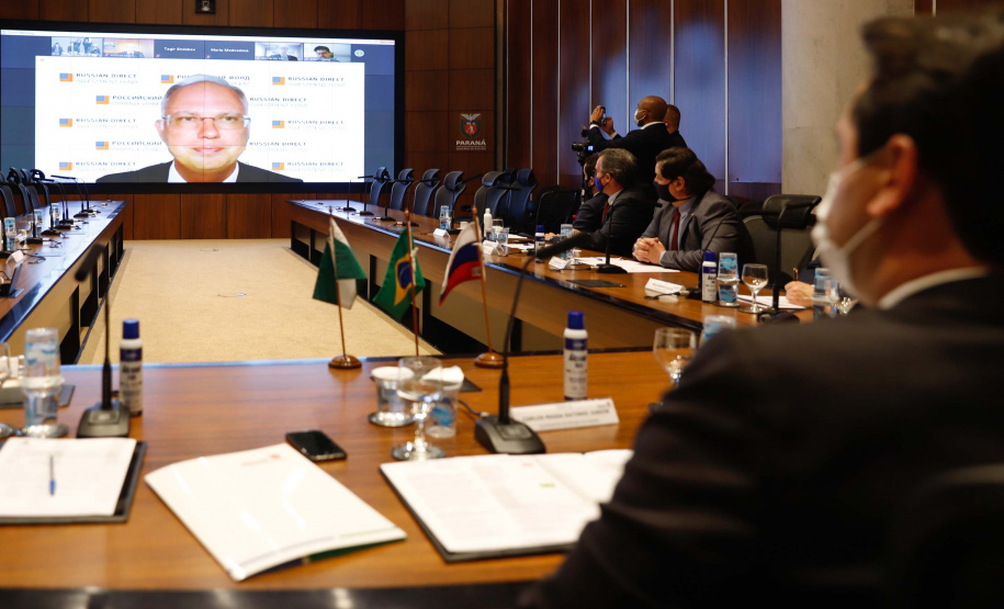 O Governo do Paraná assinou nesta quarta-feira (12) um memorando de entendimento com o Fundo de Investimento Direto da Rússia para ampliar a cooperação técnica, as transferências de tecnologia e os estudos sobre a vacina contra a Covid-19 desenvolvida pelo Instituto Gamaleia