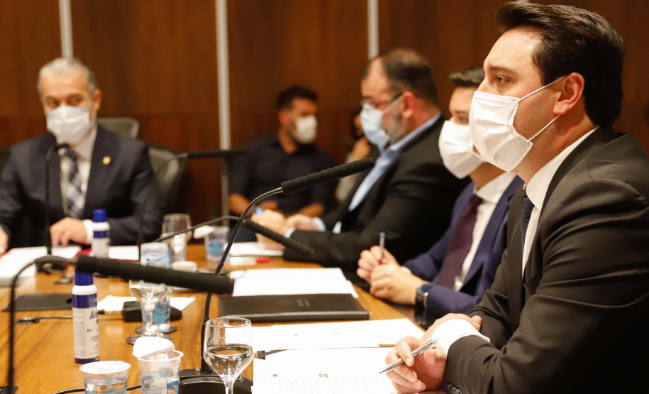 O Governo do Paraná assinou nesta quarta-feira (12) um memorando de entendimento com o Fundo de Investimento Direto da Rússia para ampliar a cooperação técnica, as transferências de tecnologia e os estudos sobre a vacina contra a Covid-19 desenvolvida pelo Instituto Gamaleia